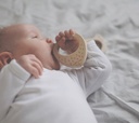 LullaLove Scarf med träbitis - Jordgubb